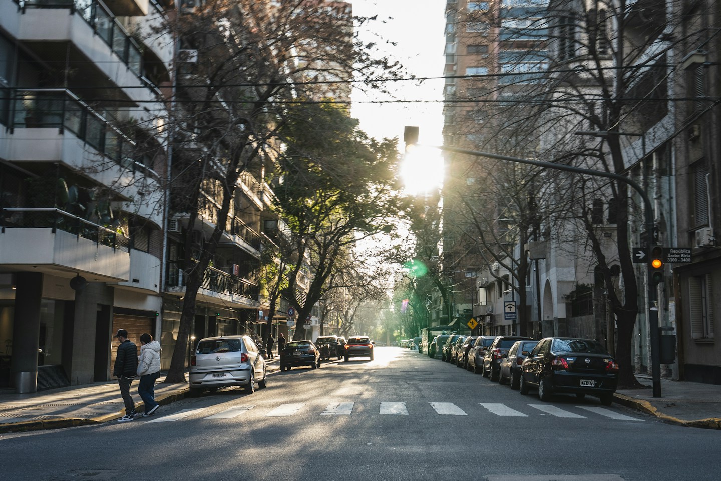 Luz de tarde sobre una calle de Buenos Aires, Argentina.